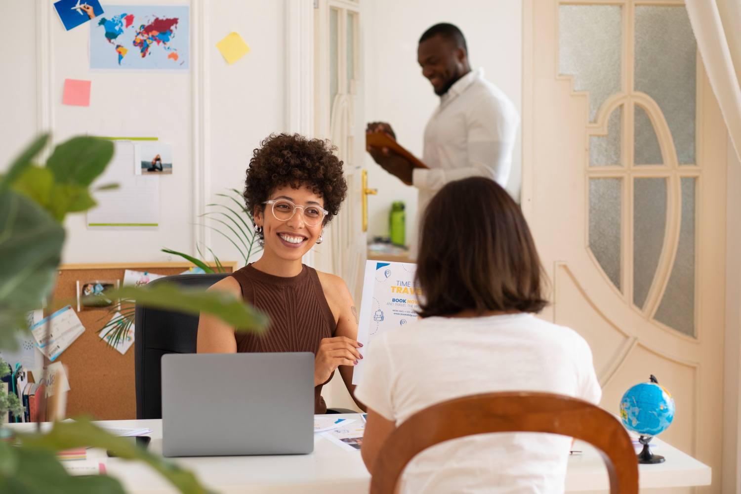 Gestion de projet RH 2 femmes dans un bureau