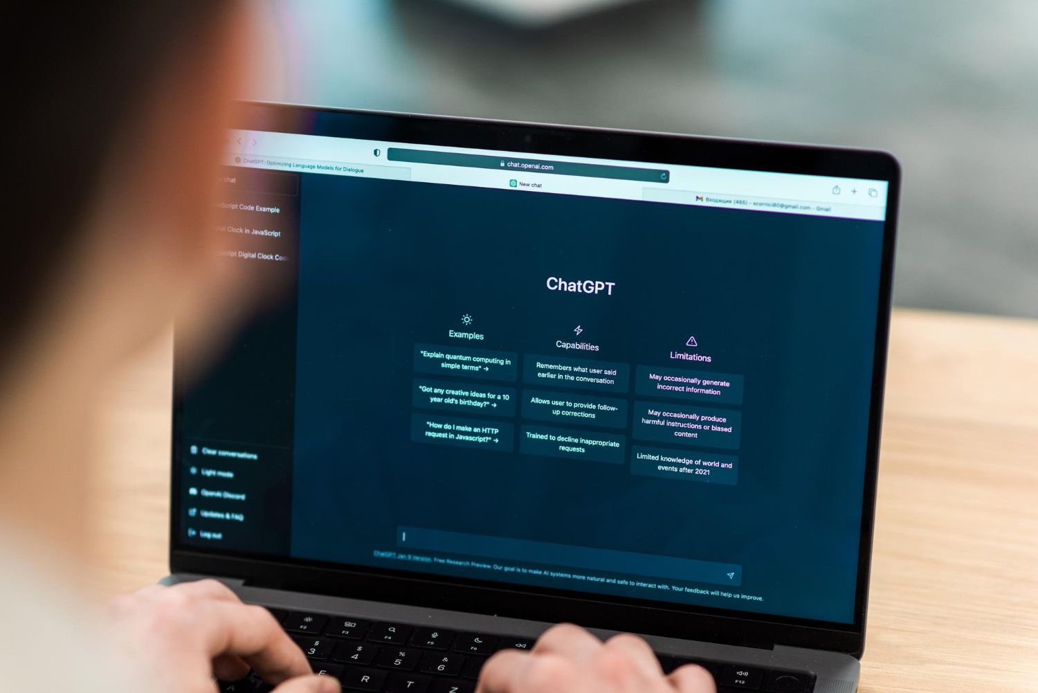 Ordinateur portable affichant une interface ChatGPT utilisée pour le SEO