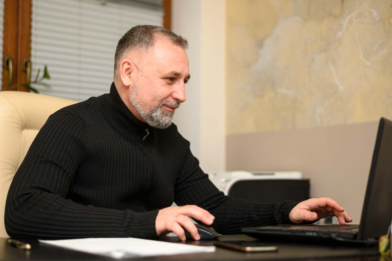 Un homme travaillant sur un ordinateur
