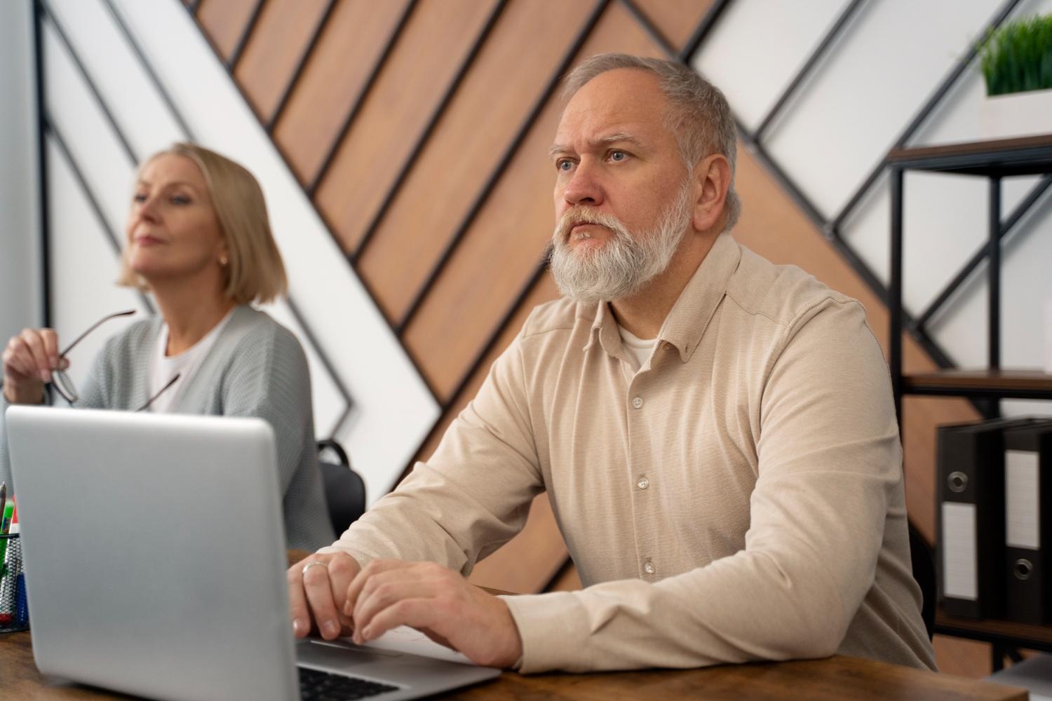 Adultes en reconversion professionnelle suivant un cours